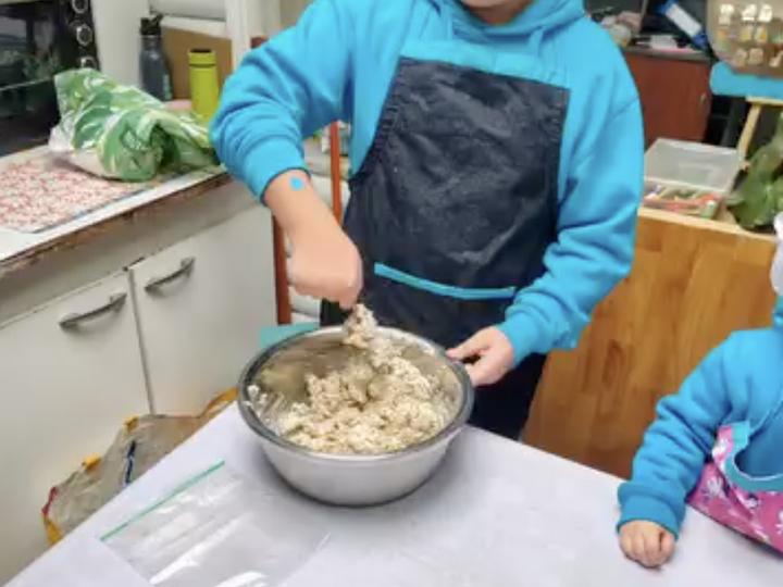 Niño amasando en el taller de cocina