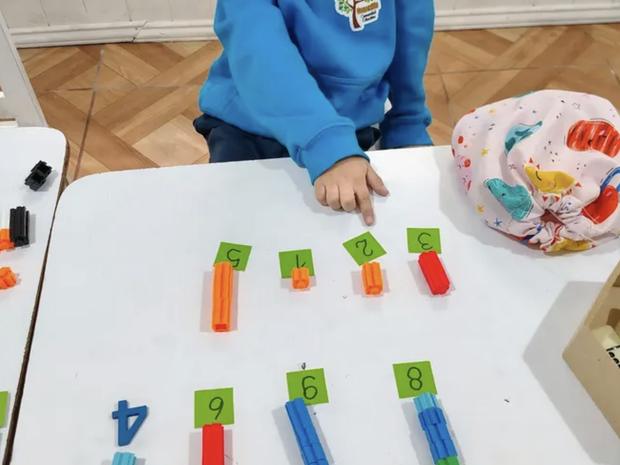 Niño ordenando números con material manipulativo