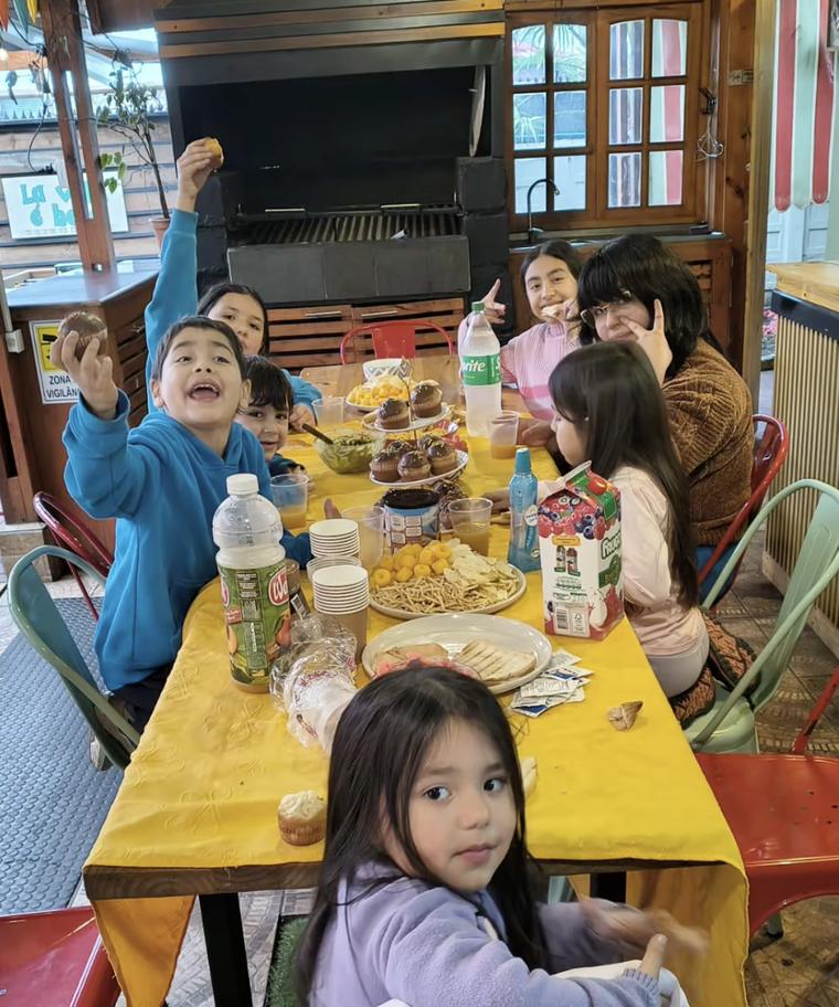 Niños y familias de Conexión compartiendo una celebración